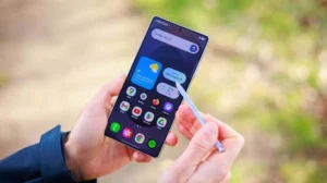 samsung-will-be-the-first-to-bring-this-clever-screen-hiding-feature