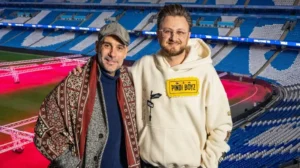 famous-pakistani-influencer-gifts-ajrak-to-manchester-city-manager