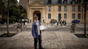 france-honors-pakistani-born-newspaper-hawker-with-prestigious-award