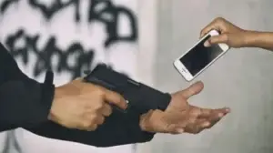 armed-attackers-steal-mobile-and-cash-from-provincial-minister-in-quetta