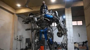 pakistani-artist-turns-scrap-metal-into-giant-transformers