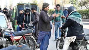 motorcyclists-face-firs-for-riding-without-safety-rods-in-lahore