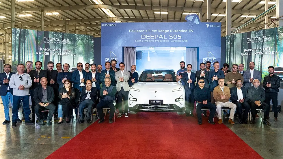 historic-milestone-master-changan-begins-volume-production-of-pakistans-first-locally-assembled-range-extended-electric-vehicle-deepal-s05