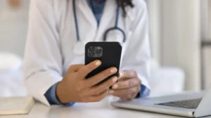 punjab-cm-maryam-nawaz-bans-mobile-phone-use-by-doctors-during-duty-hours