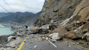 karakoram-highway-blocked-at-multiple-points-after-landslides
