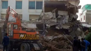 illegal-constructions-continue-in-karachi-despite-crackdown