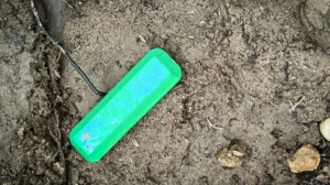 new-type-of-battery-can-be-charged-using-dirt