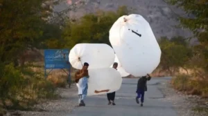 karachi-residents-store-gas-in-balloons-amid-shortage