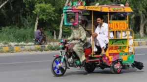 qingqi-and-loader-rickshaws-banned-from-accessing-key-road-in-lahore