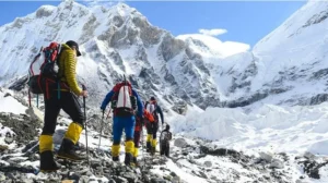 another-pakistani-mountaineer-summits-mount-everest
