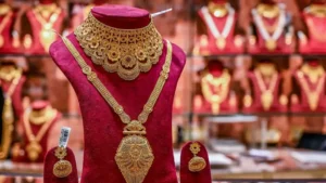 gold-rates-fall-again-to-settle-below-rs-4-8-lac-in-pakistan