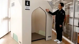japanese-company-develops-easy-to-install-prayer-space-for-muslims