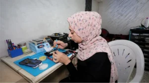govt-announces-free-mobile-repairing-course-for-women