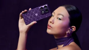 motorola-signature-gets-20-amethyst-crystals-and-luxorious-purple-silk-finish