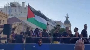 barcelona-coach-reacts-after-young-star-waves-palestinian-flag-during-title-parade
