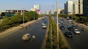 karachi-launches-e-challan-for-lane-violations-on-major-road