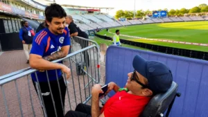 indian-cricket-star-shares-special-moment-with-pakistani-fan