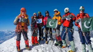 8-pakistani-women-summit-6040-meter-khusar-gang-peak