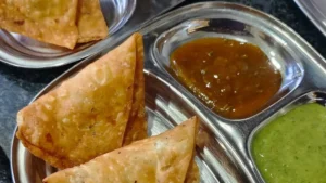 islamabad-police-officer-threatens-to-shut-down-cafeteria-for-not-getting-chutney-with-his-samosas